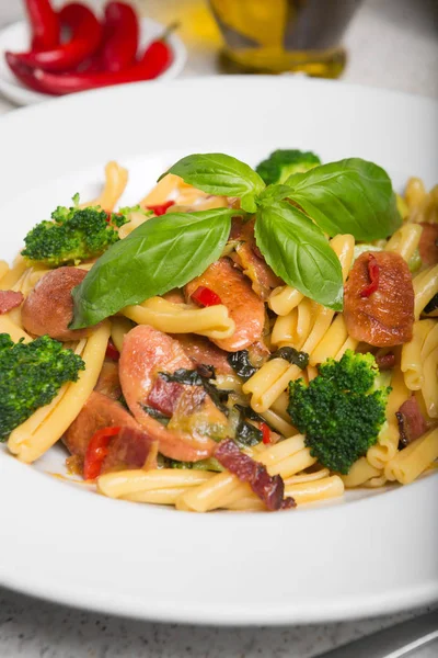 Delicioso Plato Pasta Strozzapreti Italiano Gourmet Fresco Con Panceta Salchicha — Foto de Stock