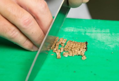 Pahalı gurme siyah trüf ince dilimlenmiş yeşil kesme tahtası üzerinde