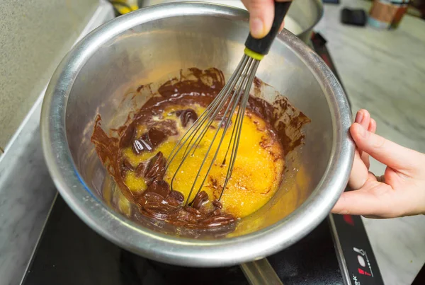 Металлическая Миска Плите Маслом Темным Шоколадом Варить Печи Плавления Соусе — стоковое фото