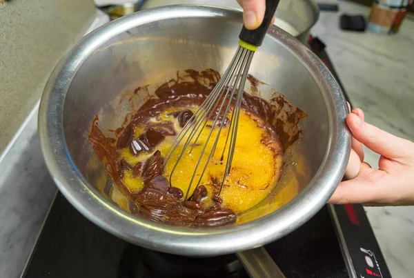 Металлическая Миска Плите Маслом Темным Шоколадом Варить Печи Плавления Соусе — стоковое фото