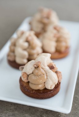 Çikolata ve kahve krem swirls, hizmet üzerinde kalın zengin çikolatalı kurabiye. Bir güzel kremsi sığ alan ile vurularak.