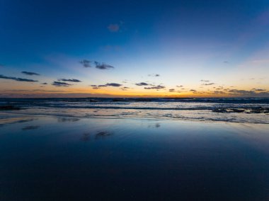 Güzel bir gün batımı Broome Beach canlı mavi ve turuncu gökyüzü karşı. Broome, Batı Avustralya