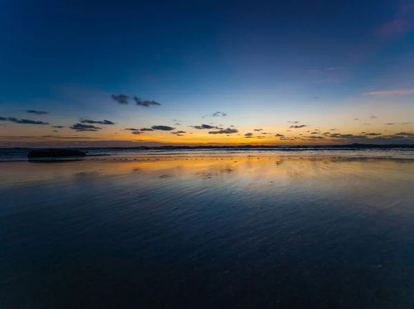 Belo Pôr Sol Uma Praia Broome Contra Céu Azul Laranja — Fotografia de Stock