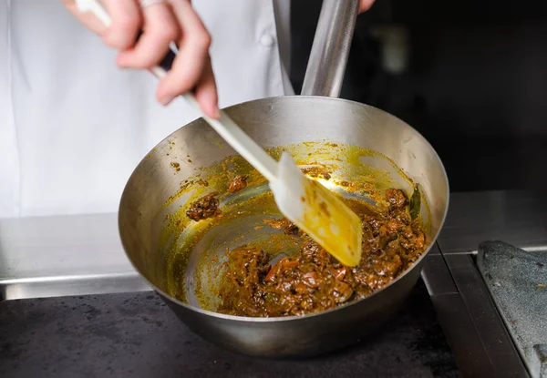 Mezclar Una Coliflor Curry Espinacas Salsa Patata Una Sartén Metal — Foto de Stock