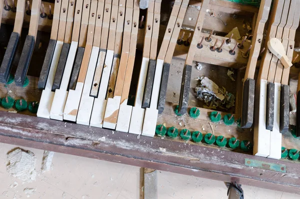 Ένα Παλιό Εγκαταλειφθεί Πιάνο Σπασμένα Κλειδιά Ένα Εγκαταλειμμένο Κτίριο Εξερευνώντας — Φωτογραφία Αρχείου