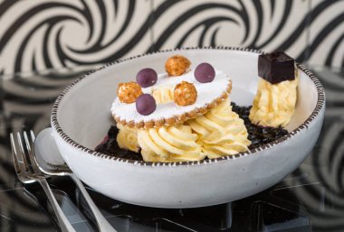 Benzersiz gurme blackcurrant jöle cheesecake, jöle, vanilya şeker ve krema ile servis edilir.