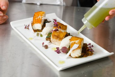 Taze pan katılaşmış, gevrek altın cod curried karnabahar, ıspanak ve patates üzerinde servis fileto, balık. Bir güzel deniz ürünleri yemek.