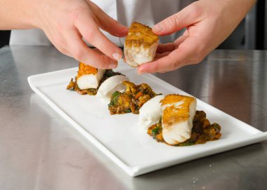 Taze pan katılaşmış, gevrek altın cod curried karnabahar, ıspanak ve patates üzerinde servis fileto, balık. Bir güzel deniz ürünleri yemek.