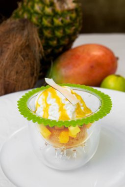 Limonlu, mango ve ananas brunoise çırpılmış krema ve Hindistan cevizi. Ferahlatıcı bir tropikal zesty yaz çöl.
