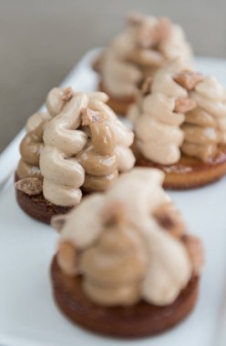 Çikolata ve kahve krem swirls, hizmet üzerinde kalın zengin çikolatalı kurabiye. Bir güzel kremsi sığ alan ile vurularak.