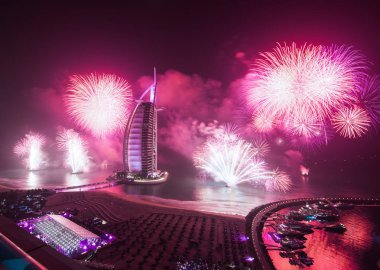 Birleşik Arap Emirlikleri, Dubai, 12/30/2014 burj al Arap yeni yıl arifesinde havai fişek. Yeni yıl arifesinde Dubai. muhteşem havai fişek gösterisi.