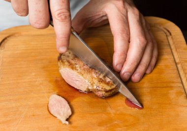 Ücretsiz aralığı lezzetli pan kızarmış sıcak rustik ahşap kesme tahtası üzerinde dilimlenmiş ördek göğsü fileto.