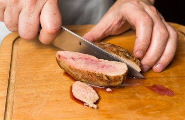 Ücretsiz aralığı lezzetli pan kızarmış sıcak rustik ahşap kesme tahtası üzerinde dilimlenmiş ördek göğsü fileto.