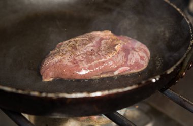 Ücretsiz aralığı lezzetli ördek fileto katılaşmış meme ve altın ve gevrek kadar kızarmış, pan.