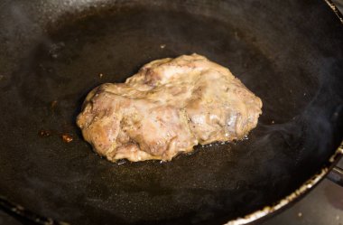 Ücretsiz aralığı lezzetli ördek fileto katılaşmış meme ve altın ve gevrek kadar kızarmış, pan.