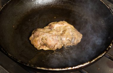 Ücretsiz aralığı lezzetli ördek fileto katılaşmış meme ve altın ve gevrek kadar kızarmış, pan.