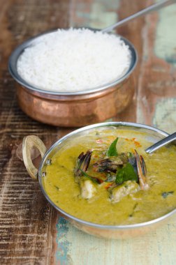 Yapışkan pirinç rustik metal Pan ile servis bir lezzetli baharatlı karides yeşil köri.