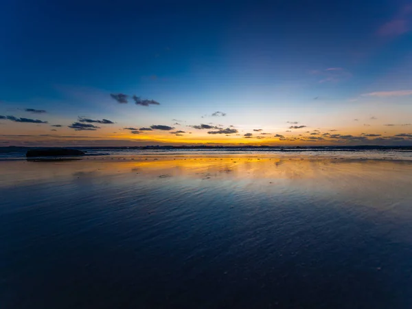 Een Prachtige Zonsondergang Het Strand Van Een Broome Tegen Een — Stockfoto