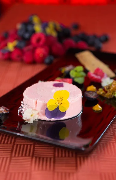 Blueberry Piękny Bogaty Dla Smakoszy Malinowy Sernik Przybrane Płatkami Róż — Zdjęcie stockowe