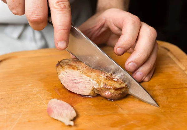 Ücretsiz aralığı lezzetli pan kızarmış sıcak rustik ahşap kesme tahtası üzerinde dilimlenmiş ördek göğsü fileto.