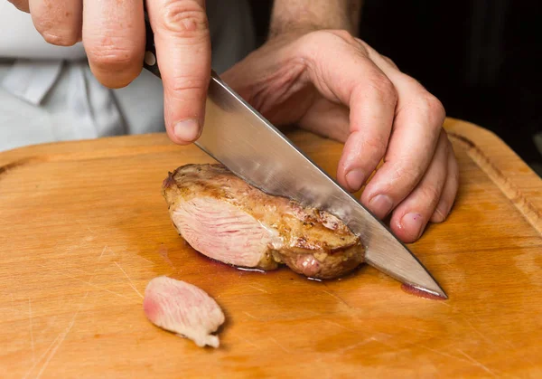 Ücretsiz aralığı lezzetli pan kızarmış sıcak rustik ahşap kesme tahtası üzerinde dilimlenmiş ördek göğsü fileto.