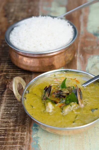 Yapışkan pirinç rustik metal Pan ile servis bir lezzetli baharatlı karides yeşil köri.