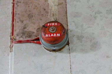 lancashire, İngiltere, 04/04/2014, Whittingham Mental Asylum, Eski bir kırmızı metal yangın alarm zili, boya soyma ile bir odada , terk edilmiş bir binada. Kentsel çürümeyi keşfetmek.