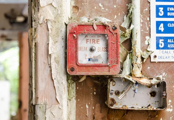 イングランド ランカシャー 2014 ウィッティンガム精神病院 放棄された建物の古い放棄された強打火災警報ボタン 都市の衰退を探索 — ストック写真