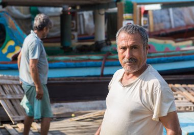 Dubai, Birleşik Arap Emirlikleri, 02/02/2016, Suriye ve İran erkek portresi tekne işçiler bir teknede yakınındaki deira dubai Körfezi ve bur dubai