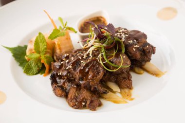 Salamura edilmiş Striploin bifteği. Izgara, salamura edilmiş sığır eti, tatlı patates ve kuşkonmaz. Baharatlı biftek, Vietnam usulü.