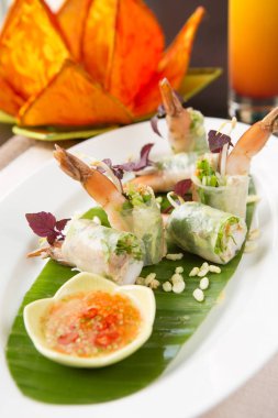 Taze Vietnamca pirinç kağıt rulolar, tavuk ve karides ile doldurulur ve bir balık sosu ile taraflı. yemeğin adı