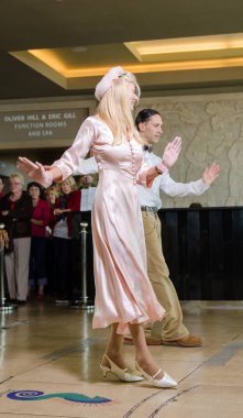 Morecambe, İngiltere, 10 / 10 / 2016, 1940 'ların klasik swing dansçıları sanat deco binasında dans ediyorlar. Dansçılar zamanın geleneksel kıyafetlerini giyiyorlar.