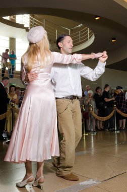 Morecambe, İngiltere, 10 / 10 / 2016, 1940 'ların klasik swing dansçıları sanat deco binasında dans ediyorlar. Dansçılar zamanın geleneksel kıyafetlerini giyiyorlar.