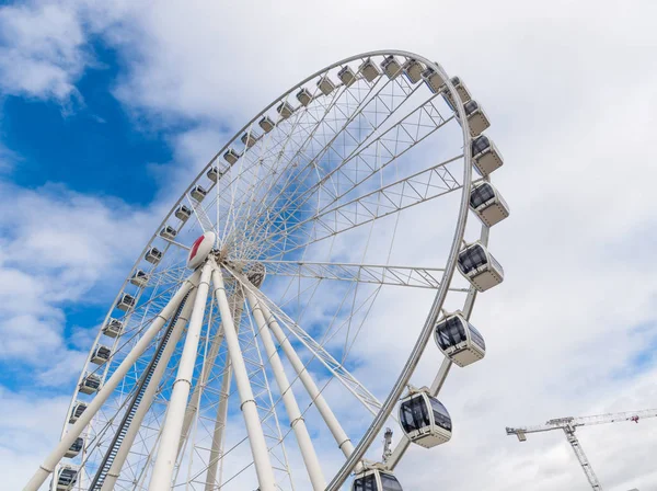 Una Rueda Ferris Con Fondo Azul Vivo Del Cielo Fotografiado —  Fotos de Stock