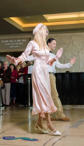 Morecambe, Inglaterra, 10 / 10 / 2016, Retro vintage 1940 dançarinos swing dançando em um edifício art deco. Os dançarinos estão vestindo roupas tradicionais da época. — Fotografia de Stock