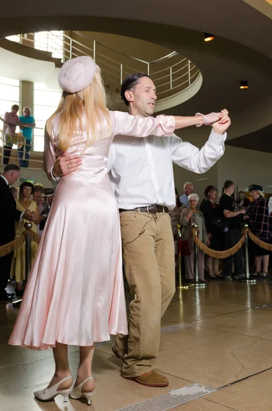 Morecambe, england, 2016-10-10, Retro vintage 1940-talets swing dansare dansar i en art deco-byggnad. Dansarna bär tidens traditionella kläder. — Stockfoto