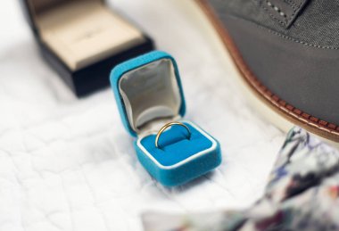 Beyaz yumuşak malzeme yüzeyinde Mens alyans, alan güzel bir kremsığ derinliği ile yumuşak.