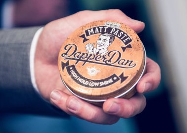 Londra, İngiltere, 09/09/2016, Dapper dan saç ve bıyık tutun balmumu bir düğün için hazırlanıyor bir deve elinde firma.