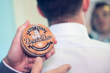 Londra, İngiltere, 09/09/2016, Dapper dan saç ve bıyık tutun balmumu bir düğün için hazırlanıyor bir deve elinde firma.