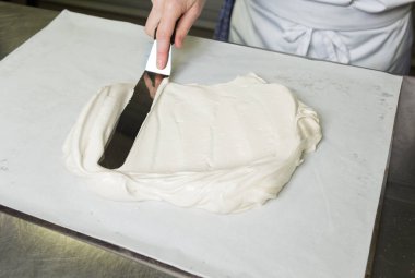 Güzel bir zengin ve krem, beyaz beze karışımı, bir mutfak yüzeye yaymak şanti.