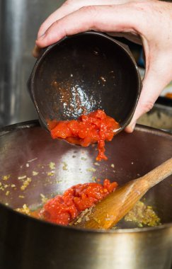 Sıcak bir kızartma tavası tarifi Sahne Alanı'nın bir parçası olarak bırakılan domates, taze doğranmış organik üzüm olgunlaştı.