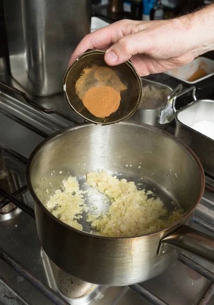 Κουρκούμη σκόνη που έπεσε σε ένα τηγάνι του τηγανίσματος κιμά σκόρδο και ψιλοκομμένο φέτες κρεμμύδι. Βήμα-βήμα συνταγή μαγειρικής. — Φωτογραφία Αρχείου