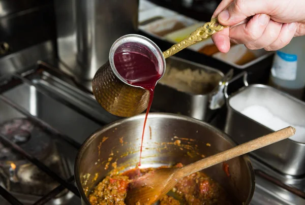 Сладкий смешанный гранатовый соус наливают в горячую сковородку с ингредиентами — стоковое фото