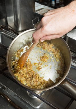 Bir tavada kızartma kıyılmış sarımsak ve ince karışık zerdeçal tozu soğan dilimlenmiş. Adım adım tarifi pişirme tarafından