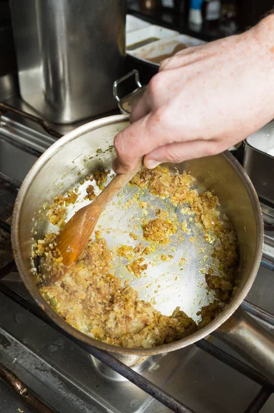 Polvo de cúrcuma mezclado en una sartén de ajo picado y cebolla finamente cortada en rodajas. Paso a paso receta de cocina — Foto de Stock