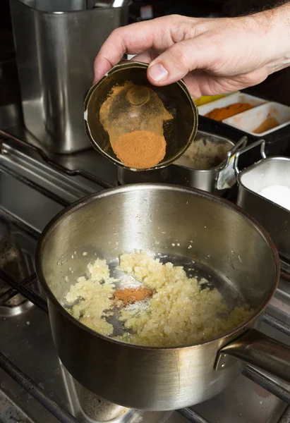 Κουρκούμη σκόνη που έπεσε σε ένα τηγάνι του τηγανίσματος κιμά σκόρδο και ψιλοκομμένο φέτες κρεμμύδι. Βήμα-βήμα συνταγή μαγειρικής — Φωτογραφία Αρχείου