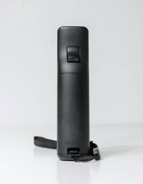 Londra, İngiltere 05 / 052019 Beyaz izole bir arka planda resmi siyah Nintendo Wii Kontrolörü. İkonik antika video oyun kontrol makinesi. Japon teknolojisi 