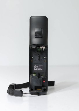 Londra, İngiltere 05 / 052019 Beyaz izole bir arka planda resmi siyah Nintendo Wii Kontrolörü. İkonik antika video oyun kontrol makinesi. Japon teknolojisi 