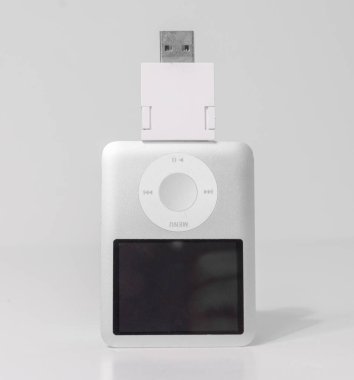lonodn, engand, 05 / 04 / 2020 Resmi bir retro vintage Apple iPod nano, 3. Nesil 8GB USB MP3 Player, 2007 'den elma teknolojisi beyaz arka planda izole edildi.