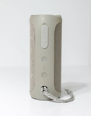 Londra, İngiltere, 04 / 05 / 2020 JBL Flip 4 Su geçirmez Taşınabilir Bluetooth Hoparlörü, beyaz bir stüdyo ortamında izole edilmiş. Kaliteli taşınabilir ses ve müzik hoparlörlerinde JBL lider.